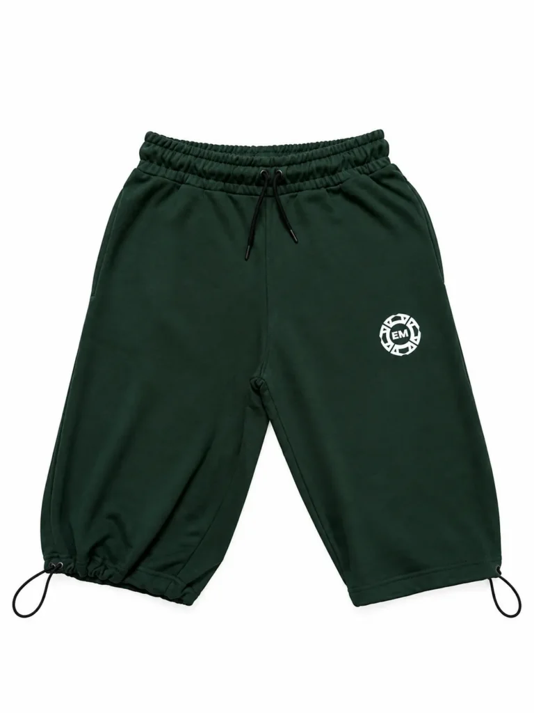 The forest green Salah Set 3/4 shorts with the hem toggles pulled in